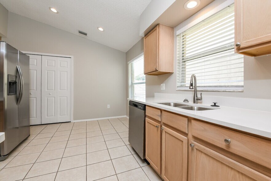 Building Photo - 2603 Spring Hill Dr