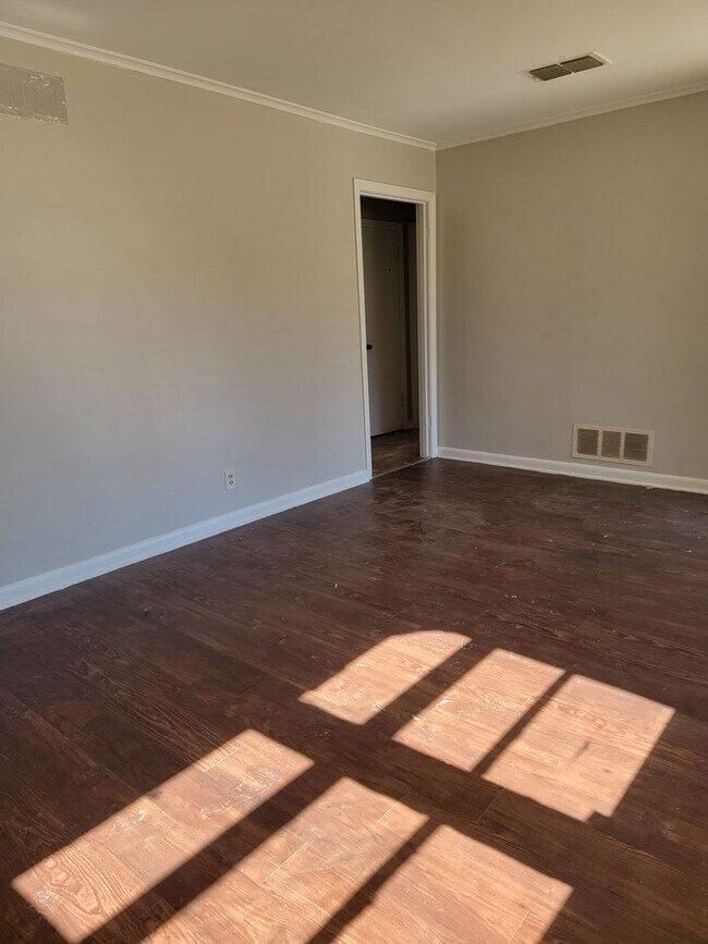 Building Photo - 144-146e