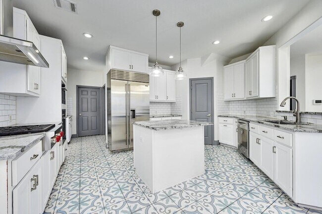 Building Photo - 10011 Brightling Ln