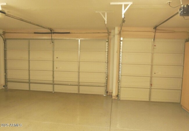 Building Photo - 2520 S Dragoon Dr