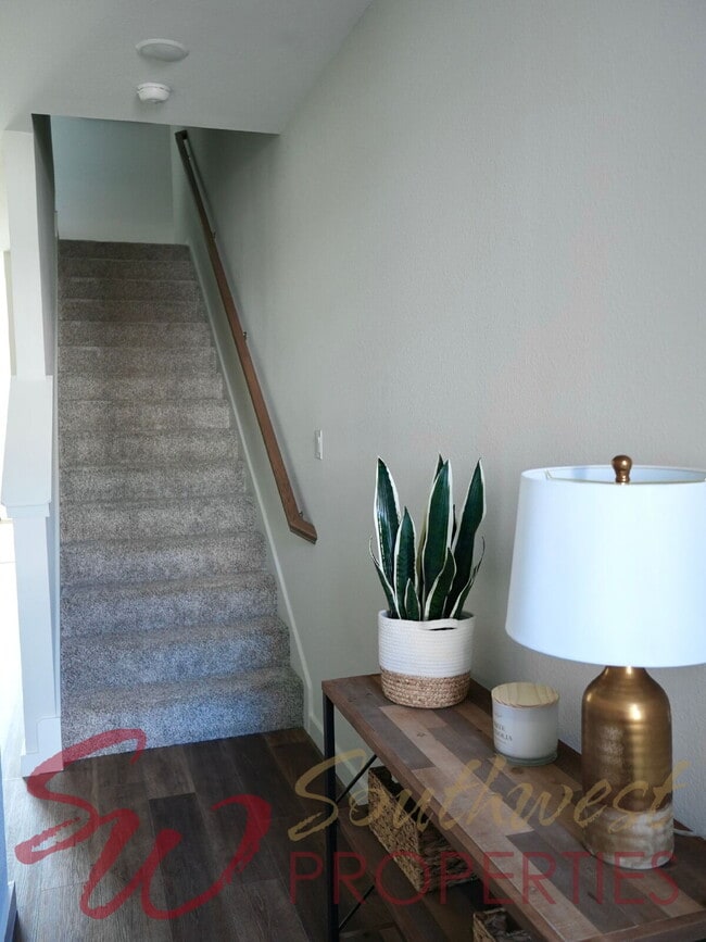 Building Photo - Upgrade your living experience across from campus in this fully furnished 3 bedroom 2.5 bath!