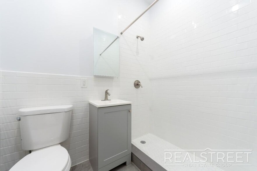 Building Photo - brand New 3 Bed 2 Bath Garden Duplex in Ri...
