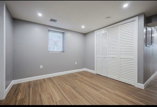 Building Photo - 16 Hawes St