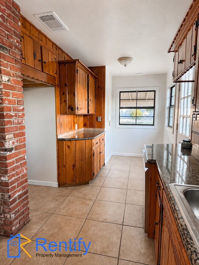 Building Photo - Charming 3bed/2bath Rustic Mid-Century Home
