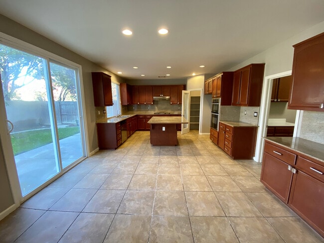 Building Photo - 1001 La Paloma St