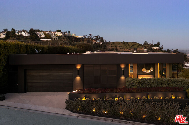 Building Photo - 1616 Blue Jay Way