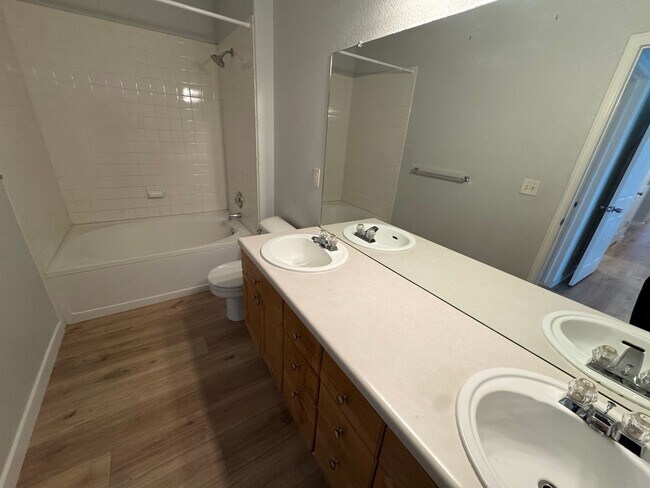 Building Photo - Spacious Condo in the Heart of Aurora