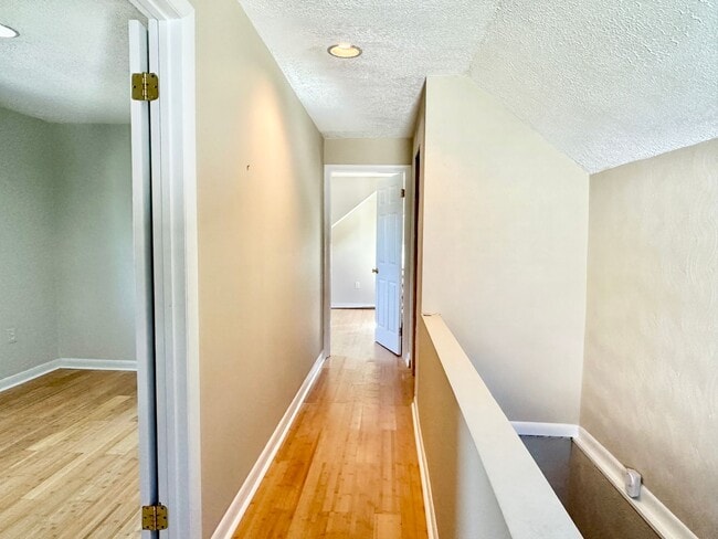 Building Photo - 4 Bed + 2 Bath - Screened in Porch! Pets W...