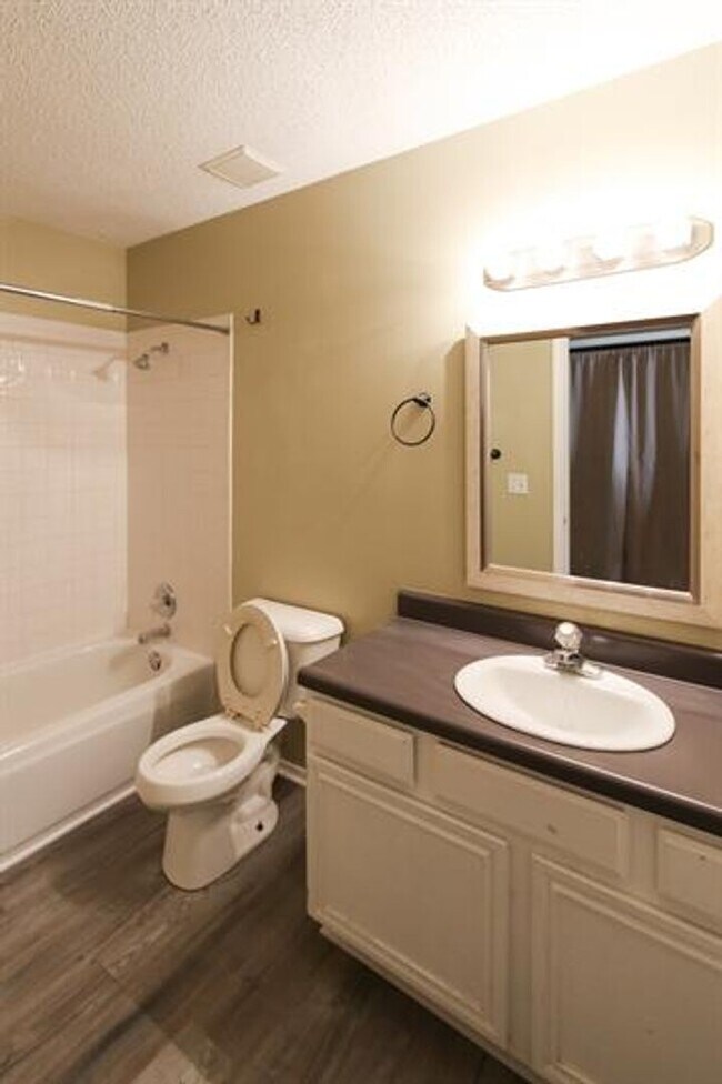 Building Photo - Spacious duplex in Fayetteville!
