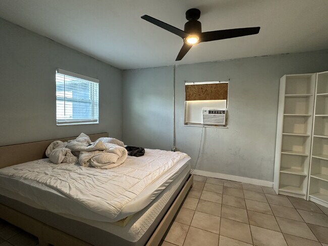 Building Photo - "Charming 1-Bedroom in Port Charlotte's Tranquil Setting"