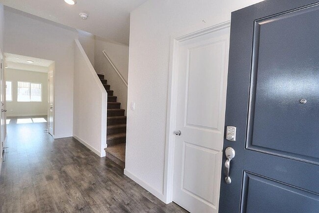 Building Photo - Beautiful Lincoln Home Available in May!