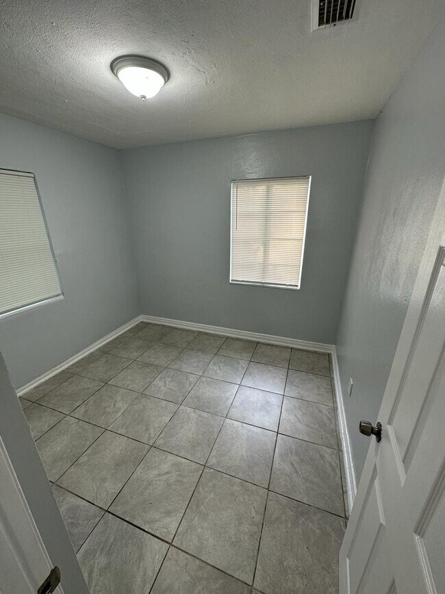 Building Photo - 3553 Centerhill Dr N