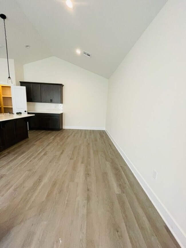 Building Photo - 1632/34 Hickory Creek