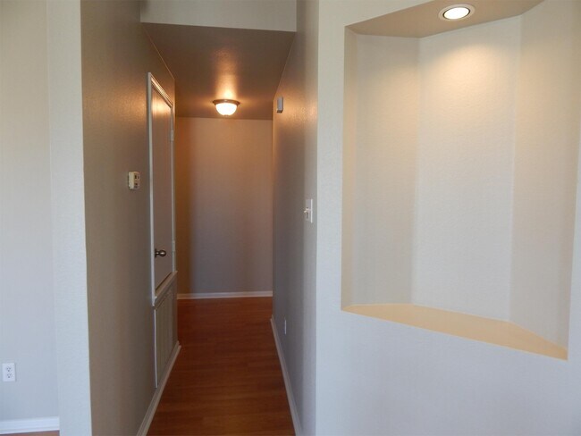 Building Photo - 601 Cattail Cir