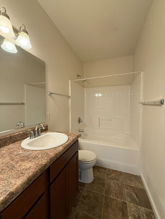 Building Photo - Blackthorne Community...3 Bedroom 2 Bath