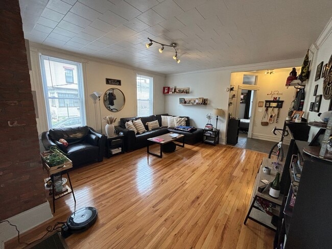 Building Photo - 513 S Lazelle St