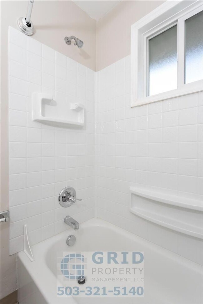 Building Photo - Charming 2BR House with Garage & Private Patio in Vancouver!