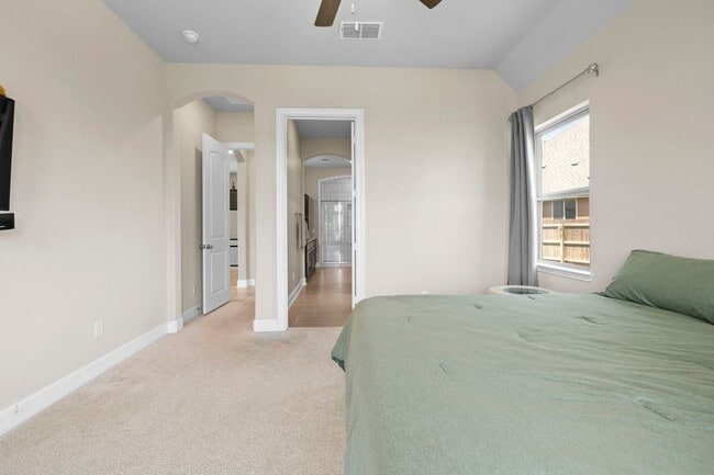 Building Photo - 1747 Dunvegan Pk