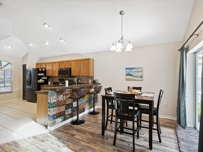 Building Photo - "Charming 3-Bed, 3-Bath Haven with 1810 Sq...
