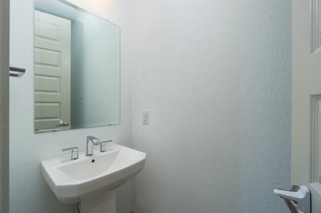 Building Photo - 2572 Ravenna Ct