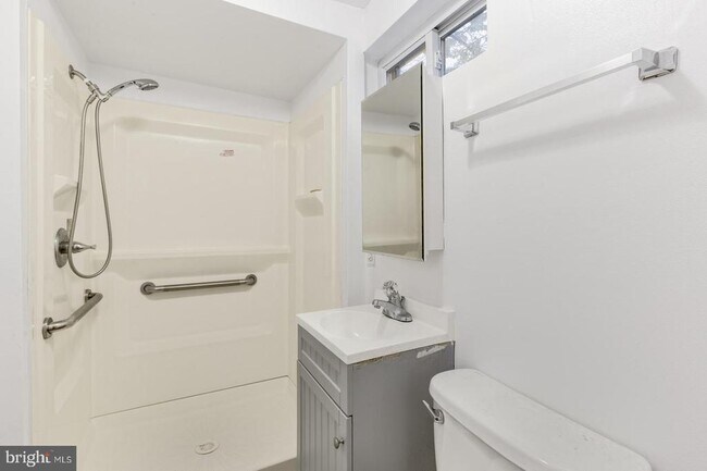 Building Photo - 600 E Girard Ave