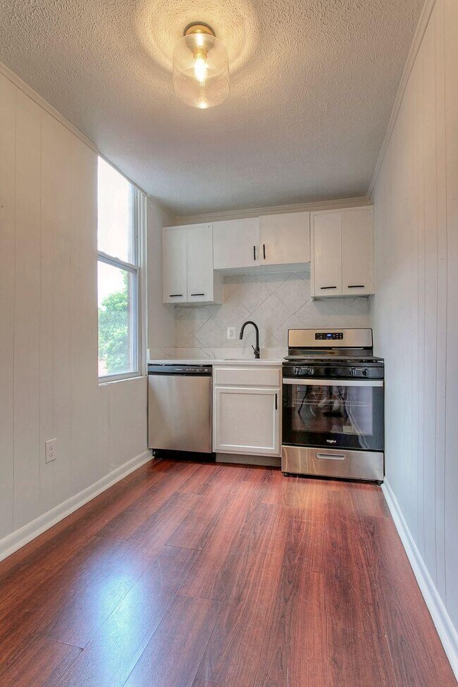 Building Photo - 416 Emma St