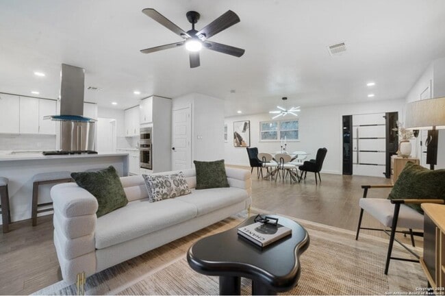 Building Photo - 408 Meadowbrook Dr