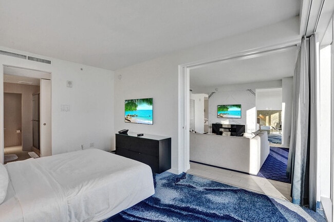 Building Photo - 3101 Bayshore Dr