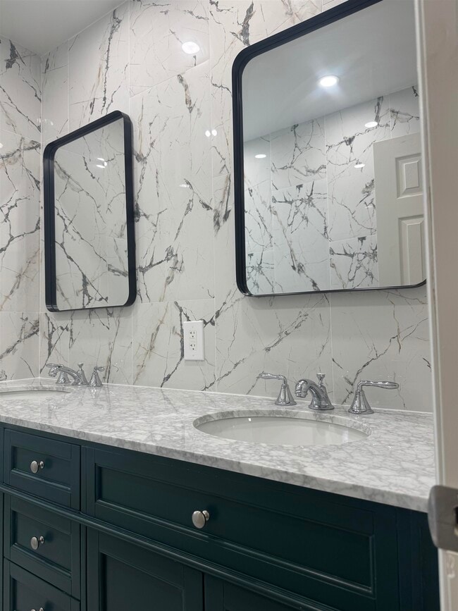 Building Photo - 295 Paulanne Terrace