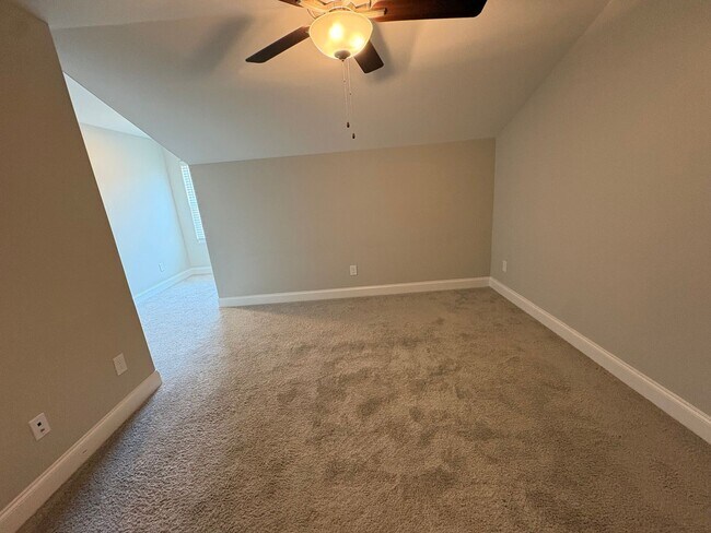 Building Photo - LUXURY TOWNHOME  IN THE CENTER OF MANCHESTER!