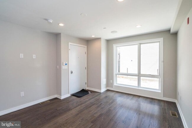 Building Photo - 1438 Clymer St