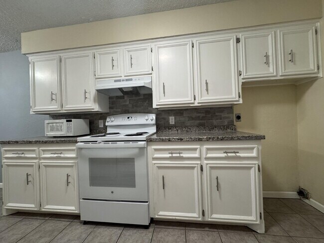 Building Photo - 121 Troy Ave