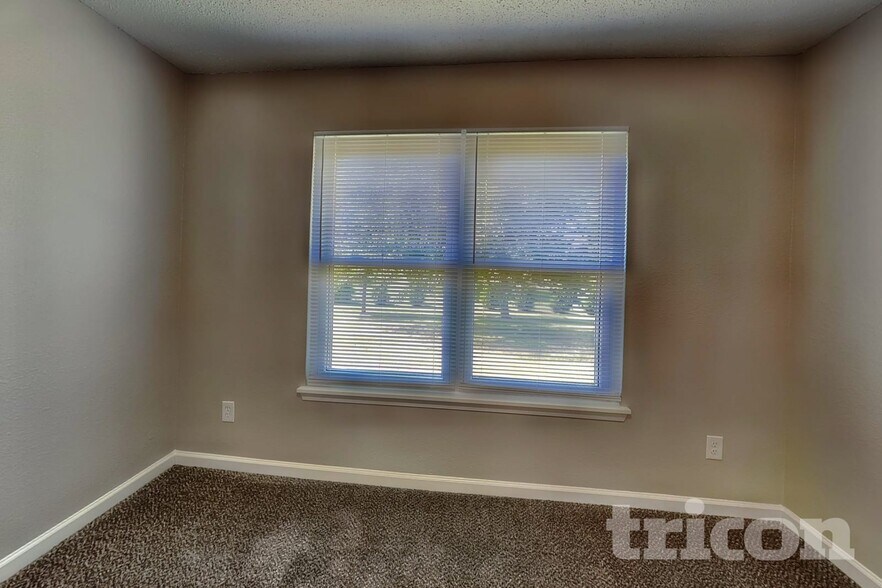 Building Photo - 2880 Lakestream Dr