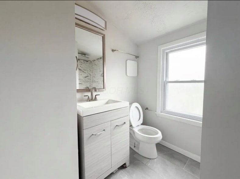 Building Photo - 413 Sherwood Dr W