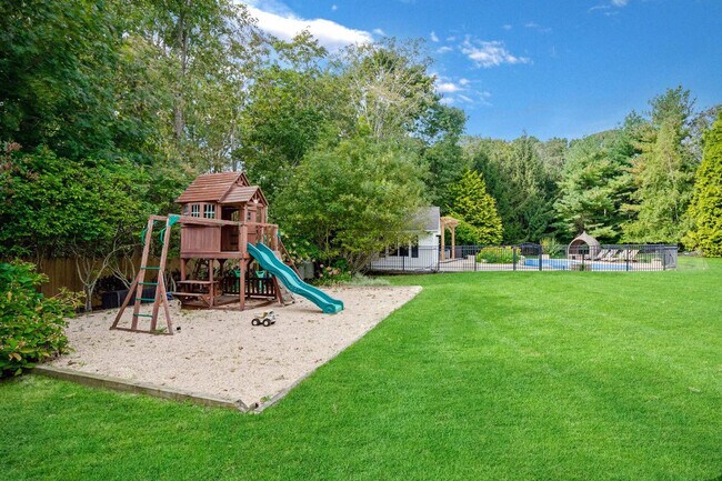 Building Photo - 1025 Peconic Bay Blvd