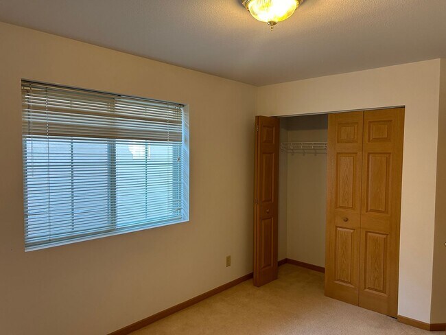 Building Photo - Great location, nice condo FRESH PAINT NOW AND NEW WINDOWS !