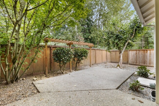 Building Photo - Spacious Townhome with Fenced In Back Yard