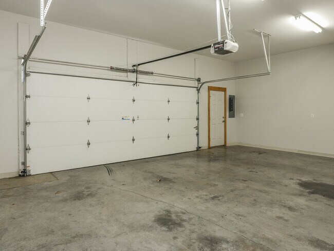 Building Photo - Luxury Downtown Townhome with 2 car Garage!