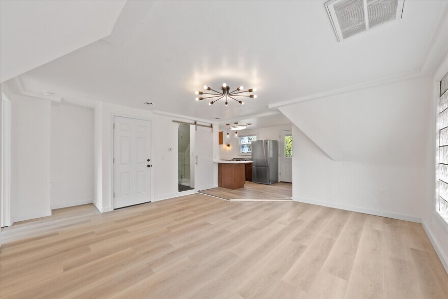Building Photo - 2026 E Kenilworth Pl