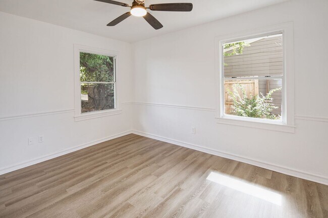 Building Photo - IMMEDIATE MOVE IN!  Cute 2 Bedroom Home wi...