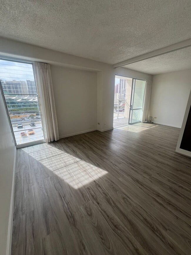 Building Photo - 1 Bedroom Kapiolani Manor by Ala Moana with Parking, Pool