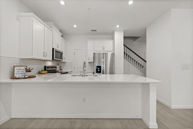 Building Photo - 9871 Walkway Dr