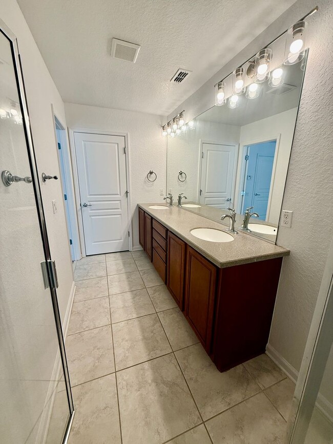 Building Photo - Lake Sawyer - Luxury 3/2.5 Condo
