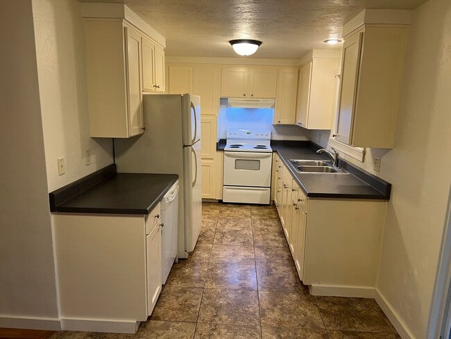 Building Photo - 2 Bedroom in N. Eugene