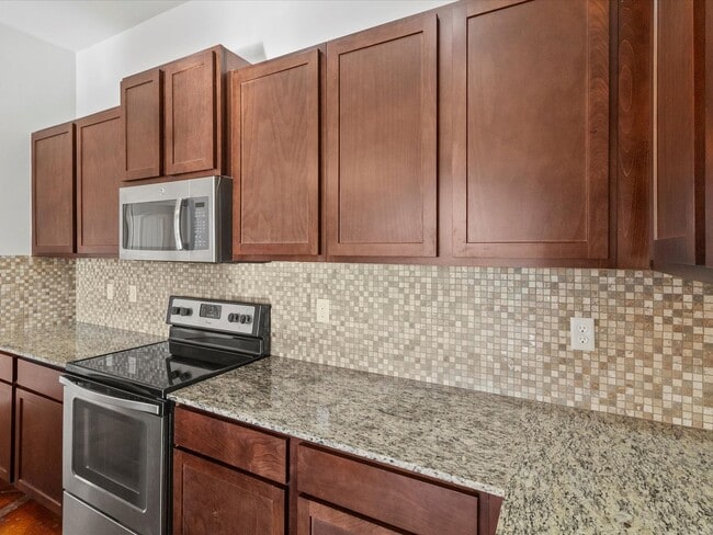 Building Photo - Gorgeous newer 2br 2.5ba Townhome!!