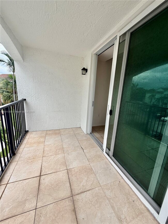 Building Photo - 1122 Villa Cir