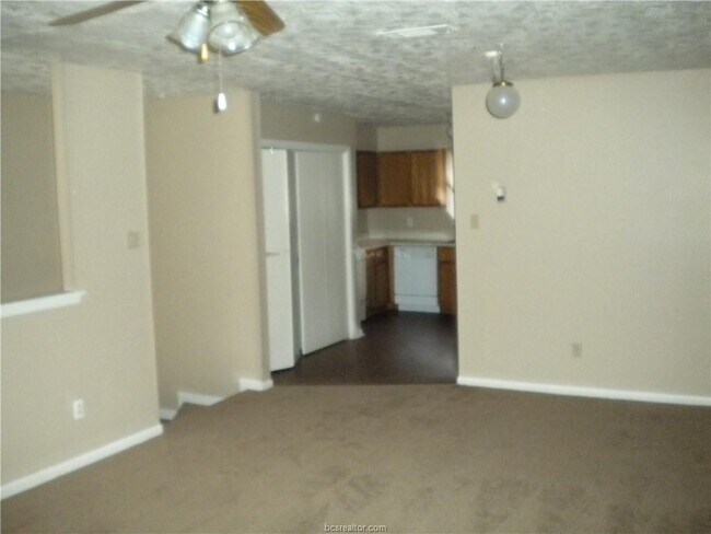 Building Photo - 906 Spring Loop