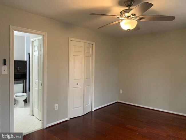 Building Photo - 3027 Mozart Dr