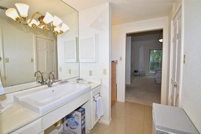 Building Photo - 2425 Underwood St