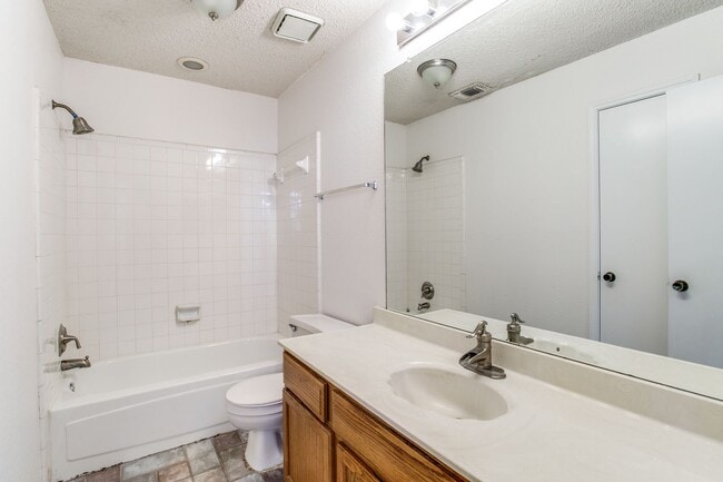 Building Photo - 3 Bedroom Duplex in Coppell – Private Back...